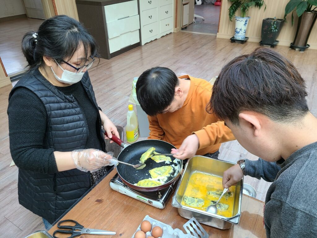 정성껏 전을 부쳐보는 요. 섹. 남