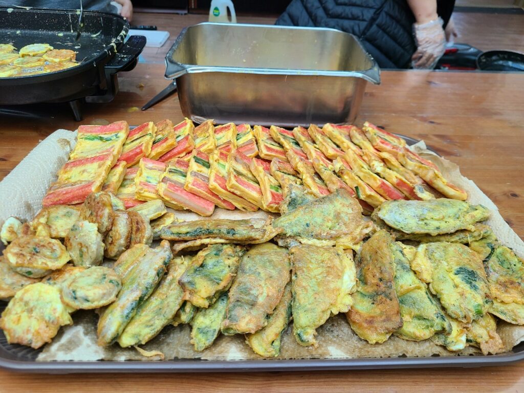 한 접시 한 가득 담긴 전을 보니 명절 분위기 제대로 입니다.